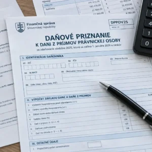 Tlačivo daňového priznania k dani z príjmov právnickej osoby s kalkulačkou a perom na stole – webinár o novelách zákona o dani z príjmov v roku 2026
